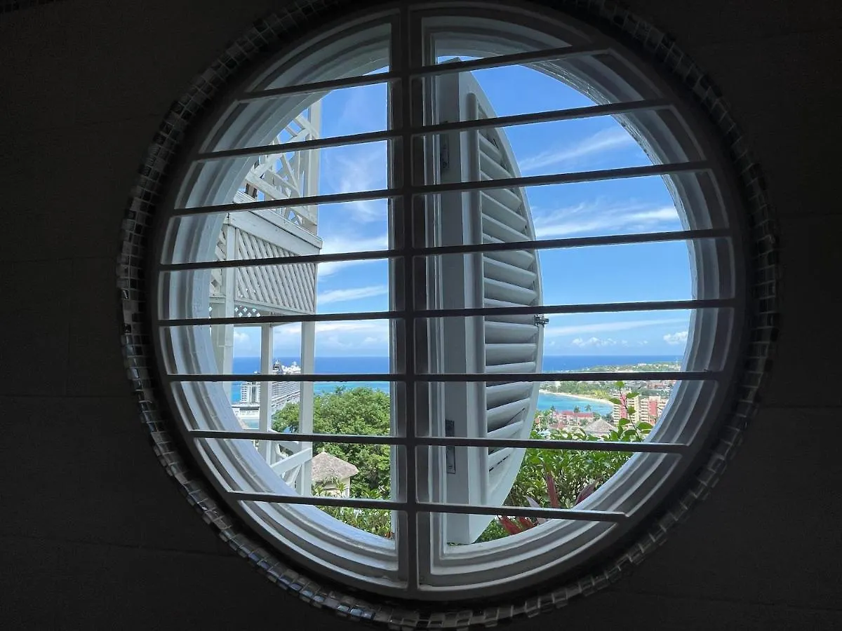 Daire Hummingbird Retreat - Luxury Oceanview Apt, 7-Minute Walk To Beach Ocho Rios Jamaika