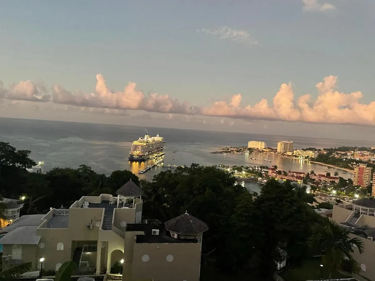 Daire Hummingbird Retreat - Luxury Oceanview Apt, 7-Minute Walk To Beach Ocho Rios