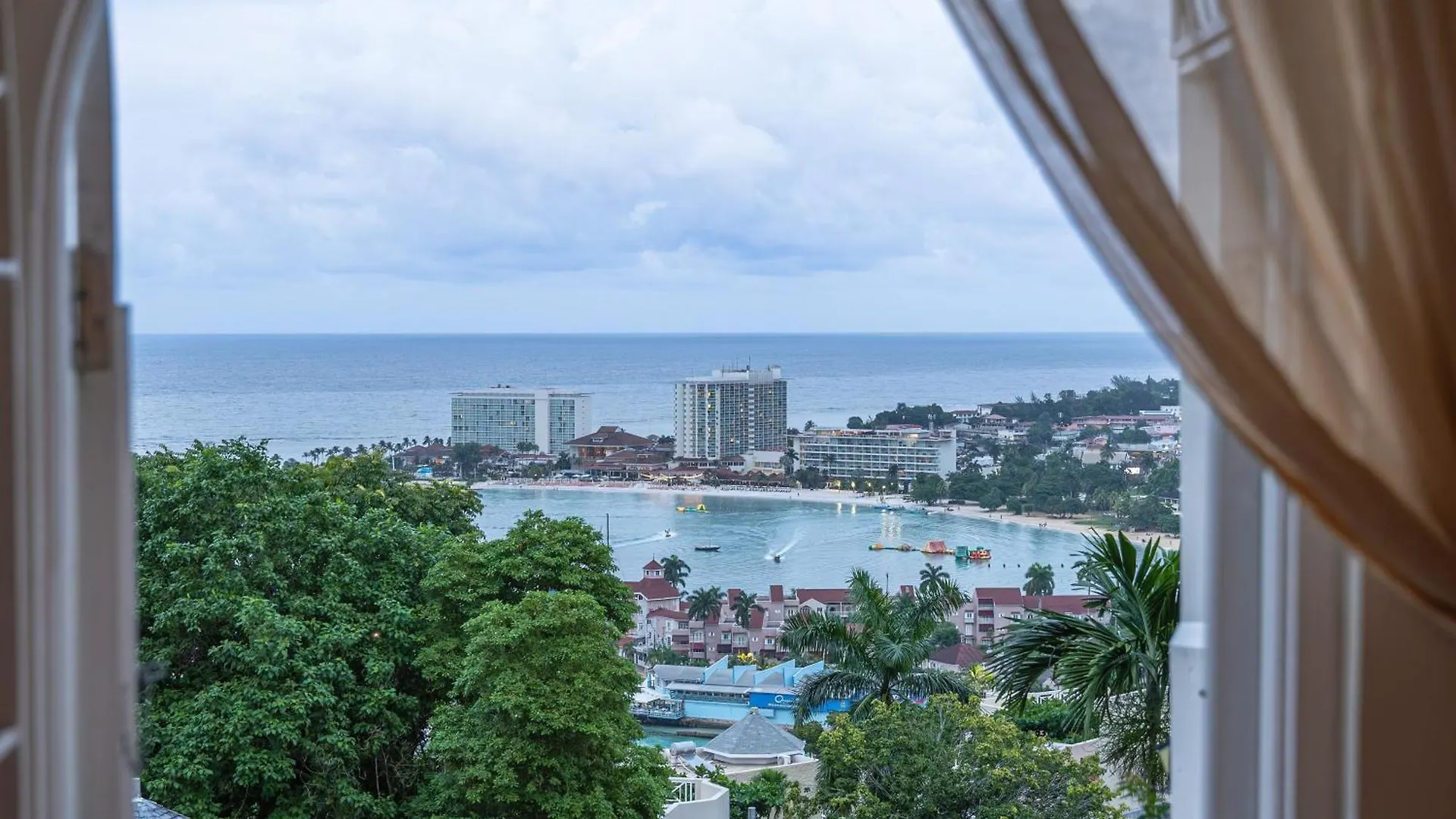 Hummingbird Retreat - Luxury Oceanview Apt, 7-Minute Walk To Beach Ocho Rios Lejlighed